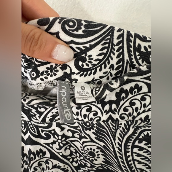 Rip curl black and white micro mini skirt cover up skirt size S - Picture 3 of 4
